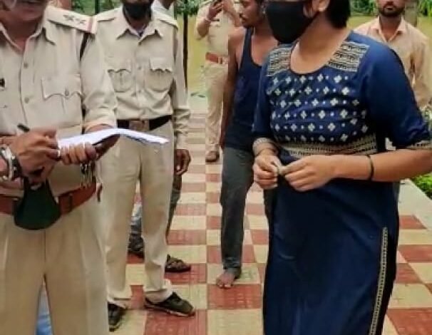 मां नर्मदा को सिक्का अर्पण कर रही महिला नदी में डूबी : गोताखोरों ने बगैर देर किए लगाई छलांग, महिला को बचाया 1 590