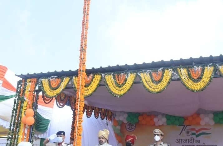 आन-बान-शान से हुआ ध्वजा रोहण : प्रभारी मंत्री गोपाल भार्गव ने फहराया तिरंगा,राइट टाउन स्टेडियम में हुआ मुख्य कार्यक्रम, सीजे ने हाईकोर्ट में किया ध्वजारोहण 1 775522