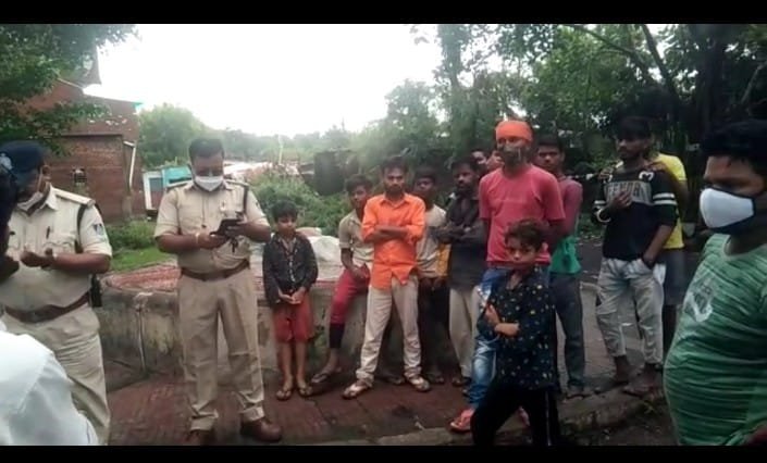 जाली से ढके कुआं में मिली कबाड़ी की लाश: दो दिन पहले घर से गायब हुआ था 3 801