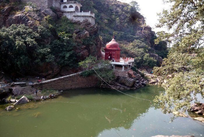 यशभारत सावन विशेष.... जबलपुर के इस शिव धाम का भूकंप भी कुछ नहीं बिगाड़ पाया: पत्थर के ऊपर बिना नींव के बना है शिव मंदिर 1 WhatsApp Image 2021 08 04 at 11.47.45