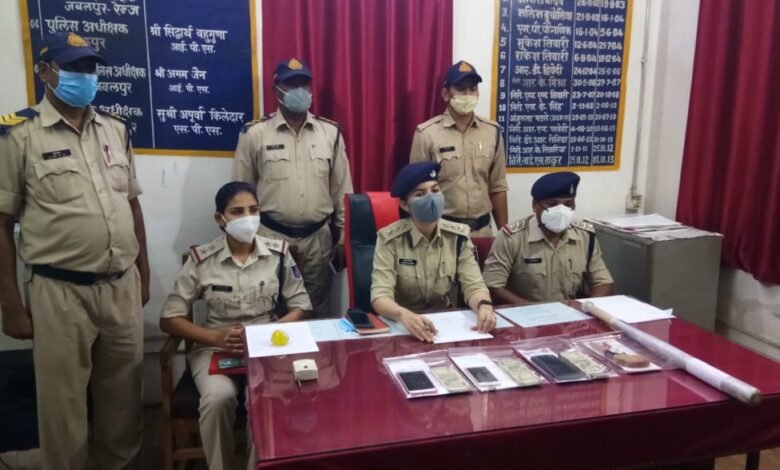 शो रूम में काम कर चुकें युवक ने साथियों के साथ मिलकर लूटा था मैनेजर को: 3 आरोपी गिरफ्तार: 6 युवकों ने ओवरटेक कर लूट लिए थे 94 हजार 1 WhatsApp Image 2021 08 04 at 13.53.08