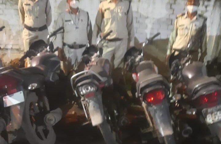 उमाघाट से नावघाट में घूम-घूमकर वाहनों में फंसा रहे थे चाबी : 6 वाहनों सहित पुलिस ने दोनों शातिर चोर को दबोचा 1 WhatsApp Image 2021 08 08 at 9.05.11 PM