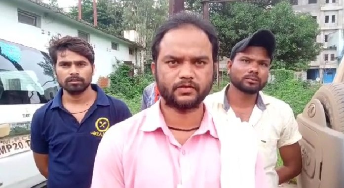 तिलवारा में जघन्य हत्याकांड से सनसनी : थाने में शिकायत करने से बौखलाए दबंगों ने डम्पर से कुचलकर की युवक की हत्या 2 WhatsApp Image 2021 08 10 at 12.04.36 PM
