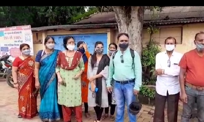 पटवारी-एमपीईबी कर्मियों की हड़ताल: पटवारियों ने रखा बस्ता, एमपीईबी कर्मियों ने नहीं पहने दस्ताने 2 WhatsApp Image 2021 08 10 at 13.31.52