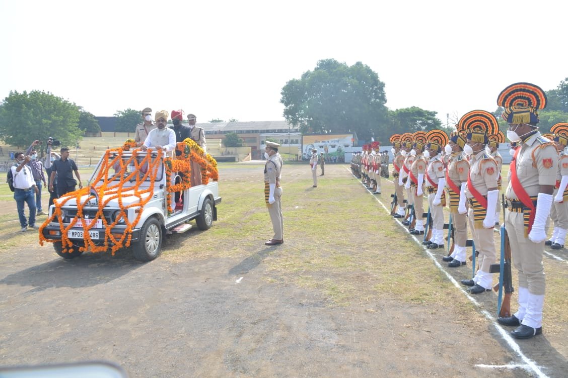 आन-बान-शान से हुआ ध्वजा रोहण : प्रभारी मंत्री गोपाल भार्गव ने फहराया तिरंगा,राइट टाउन स्टेडियम में हुआ मुख्य कार्यक्रम, सीजे ने हाईकोर्ट में किया ध्वजारोहण 2 WhatsApp Image 2021 08 15 at 11.08.42 AM 2
