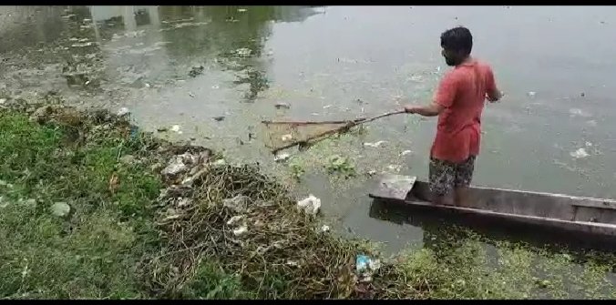 गढ़ा के फूलसागर तालाब में अनहोनी : हजारों की संख्या में अचानक मर गयीं मछलियां 1 WhatsApp Image 2021 08 17 at 1.11.38 PM