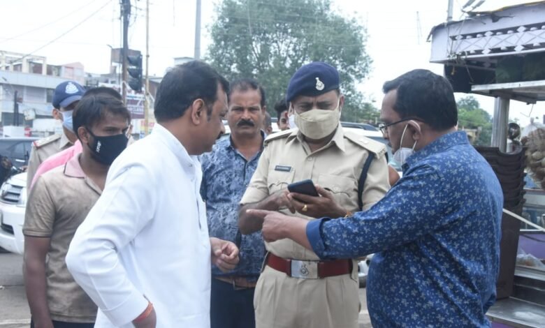 फिर झूूठी निकली कौआ कान ले गया कि कहावत, आप छोटे विधायक हो... ट्रेफिक कप्तान ने कहा न न 1 WhatsApp Image 2021 08 18 at 2.08.41 PM