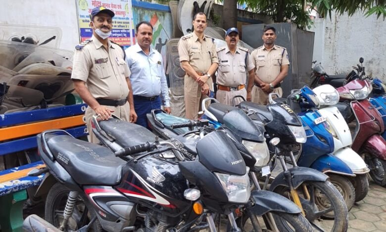 ग्वारीघाट, केंट और हनुमानताल में बाइक चोरी करने वाले धरे : एक साथी रखता था नजर, दूसरा पल भर में तोड़ देता था गाड़ी के लॉक 1 WhatsApp Image 2021 08 19 at 12.43.17 PM