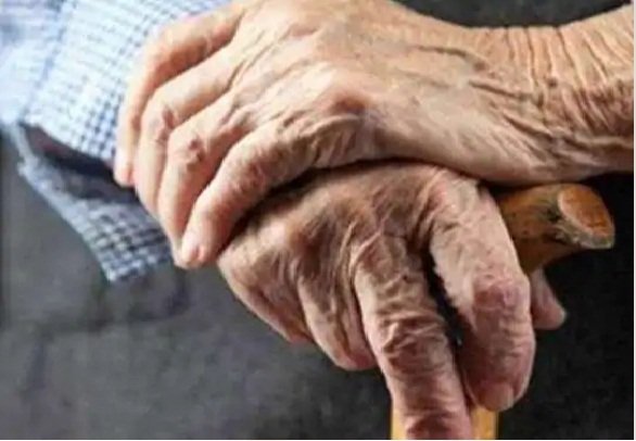 बुढ़ापे में बेसहारा:दुबई रिटर्न बेटे ने बुजुर्ग पिता को घर से निकाला, अब हर महीने देने होंगे 10 हजार 1 554 1