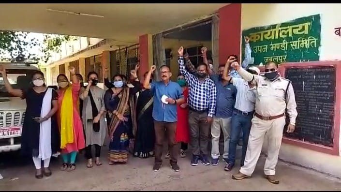 सरकार को वादा याद दिलाने मंडी कर्मियों की हड़ताल: काली पटटी बांधकर किया प्रदर्शन 1 WhatsApp Image 2021 09 03 at 12.02.31 1