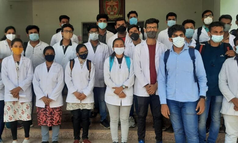 मेडिकल यूनिवर्सिटी एमबीबीएस का रिजल्ट बिगड़ा: फर्स्ट ईयर के 750 फेल, मेडिकल कॉलेज में किया हंगामा 1 WhatsApp Image 2021 09 03 at 13.48.52