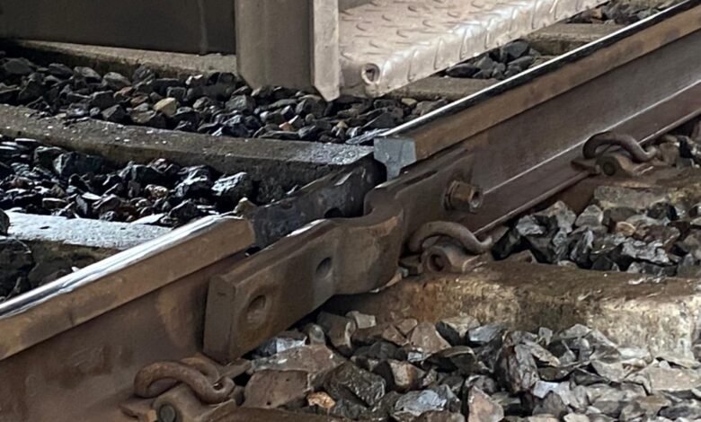 ग्रामीण ने रोका ट्रेन हादसा: टूटी पटरी को देख अपनी लाल टी शर्ट उतारकर गोंडवाना चालक दिखाई, बड़ा हादसा टला 1 WhatsApp Image 2021 09 04 at 09.03.47 1