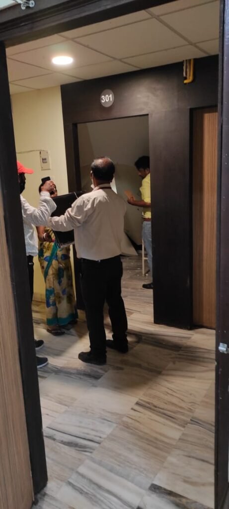 मेडिसिटी अस्पताल में रूम नंबर 301 का सीलिंग गिरी: बाल-बाल बची महिला मरीज 2 WhatsApp Image 2021 09 06 at 20.14.00 1