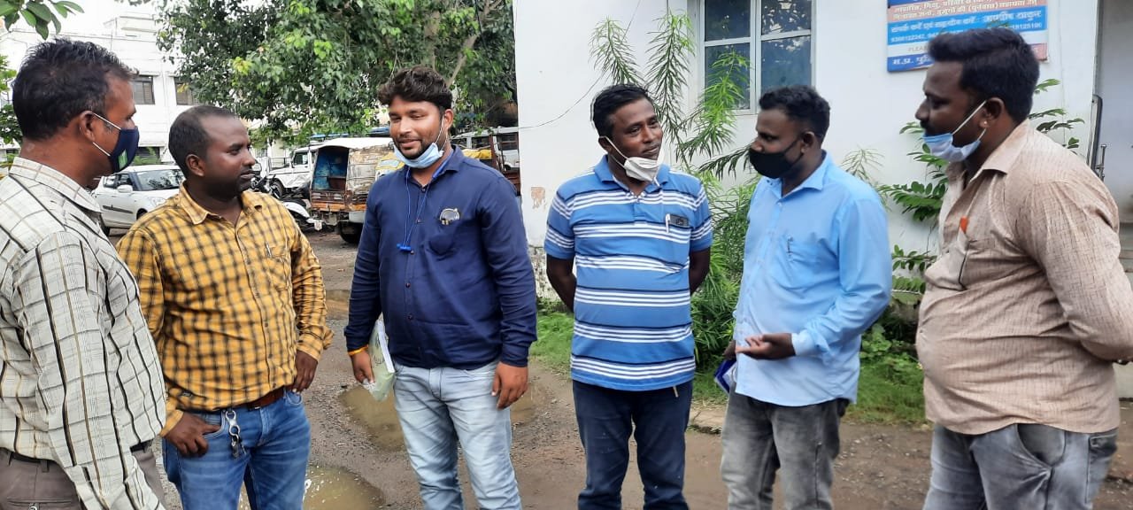 गढ़ा में जनरल स्टोर संचालक की गुंडागर्दी : महिला नगर निगम अधीकारी पर कीचड़ फेंका ,सुपरवाईजर का बेल्ट पकड़कर घसीट दिया 2 WhatsApp Image 2021 09 07 at 14.47.07