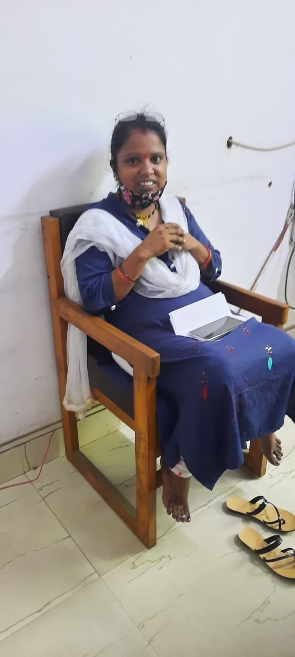 गढ़ा में जनरल स्टोर संचालक की गुंडागर्दी : महिला नगर निगम अधीकारी पर कीचड़ फेंका ,सुपरवाईजर का बेल्ट पकड़कर घसीट दिया 3 WhatsApp Image 2021 09 07 at 14.47.11