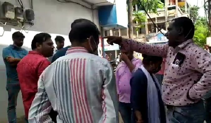 गढ़ा में जनरल स्टोर संचालक की गुंडागर्दी : महिला नगर निगम अधीकारी पर कीचड़ फेंका ,सुपरवाईजर का बेल्ट पकड़कर घसीट दिया 1 WhatsApp Image 2021 09 07 at 2.14.00 PM