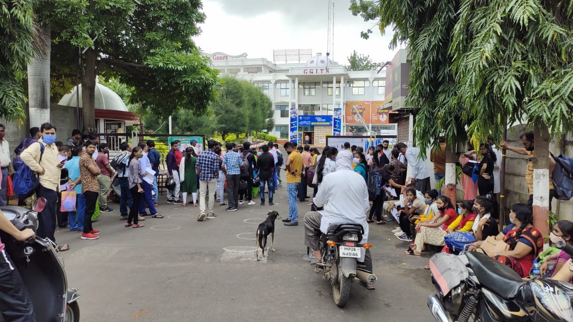 डॉक्टर बनने इम्तिहान: गेट पर छात्राओं की उतरवाई ज्वलेरी, हाफ टी-शर्ट पहनकर पहुंचे छात्र 3 WhatsApp Image 2021 09 12 at 13.44.08