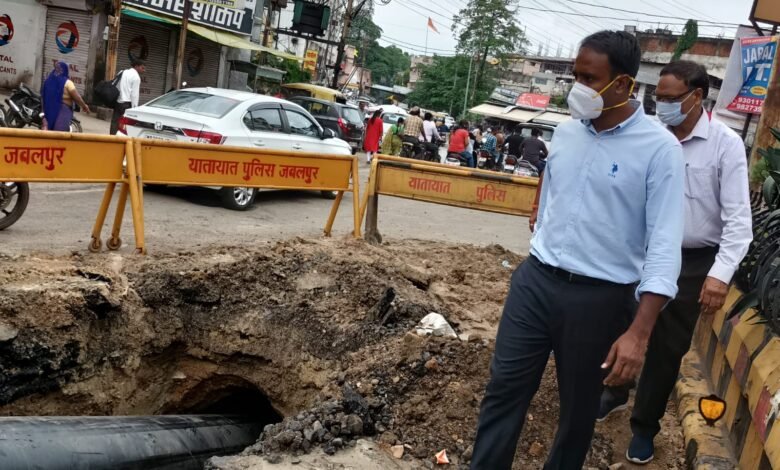 सड़क पर कचरा फेंकने वाले को निगमायुक्त ने दी समझाइश, अपनी उपस्थिति में मौके पर कराई सड़क की सफाई 1 WhatsApp Image 2021 09 17 at 18.56.33
