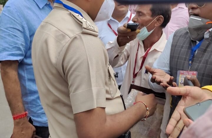 यश भारत लाइव : बंदीगृह में लगे मुर्दाबाद के नारे, आदिवासी समाज ने लगाए आरोप : हम-दूर-दूर से आए हैं समय पर नहीं करने मिला पूजन-पाठ 1 WhatsApp Image 2021 09 18 at 12.01.13 PM