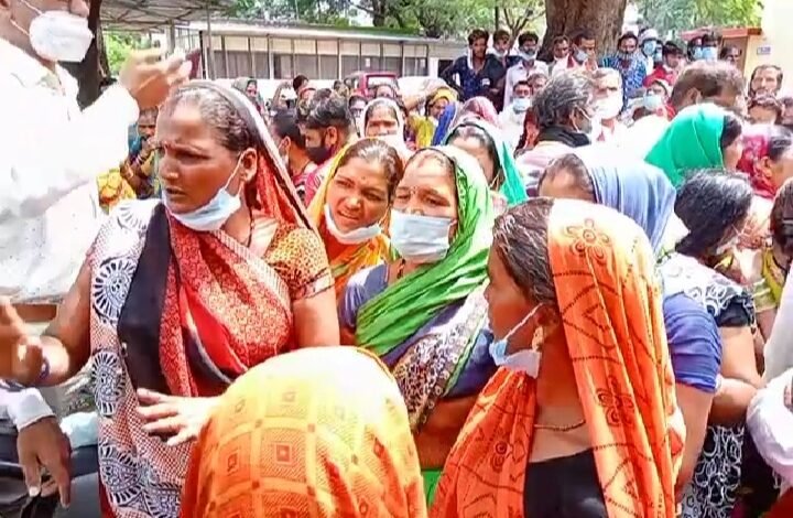 शराब माफि याओं को पकड़वाया तो थाने से छूटते ही की महिलाओं से मारपीट और तोडफ़ोड़ : प्रभातनगर वासियों ने घेरा एसपी आफिस 1 WhatsApp Image 2021 09 20 at 1.52.08 PM
