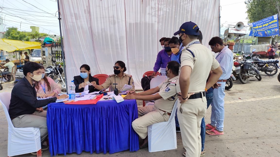 धनवंतरी नगर चौराहे पर लगी मोबाइल कोर्ट: तहसीलदार से बात कर लो...उनकी गाड़ी है, किसी से कोई बात नहीं करनी 2 WhatsApp Image 2021 09 21 at 13.40.11