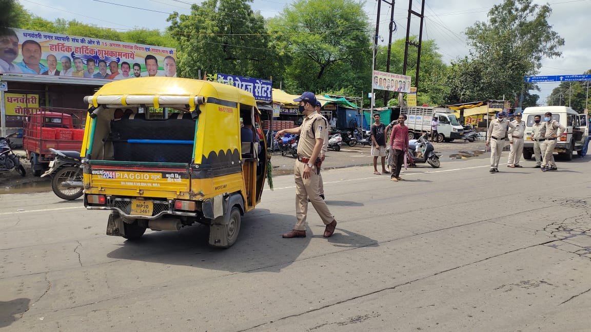 धनवंतरी नगर चौराहे पर लगी मोबाइल कोर्ट: तहसीलदार से बात कर लो...उनकी गाड़ी है, किसी से कोई बात नहीं करनी 3 WhatsApp Image 2021 09 21 at 13.40.13