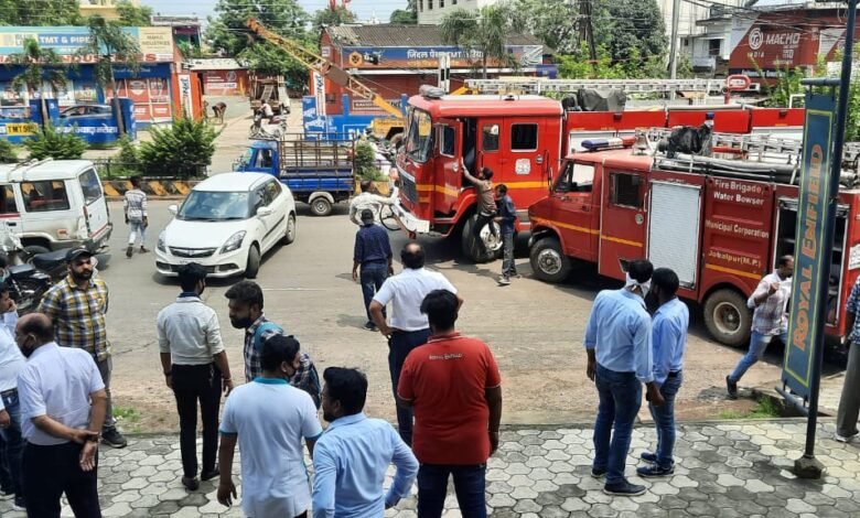 बाइक शो रुम में भड़की आग : शॉट सर्किट के कारण हुआ हादसा, मौके पर पहुंचे फायर बिग्रेड के 2 वाहन 1 WhatsApp Image 2021 09 23 at 11.45.46 AM