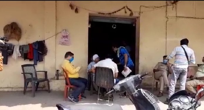 कृषि उपज मंडी में क्राइम ब्रांच की रेड : गरीबों का गेहूं बेंचकर हो गए मालामाल, गुजराल ट्रेडर्स पर चला कार्रवाई का डंडा, पकड़ा गया माल 1 WhatsApp Image 2021 09 23 at 12.55.51 PM