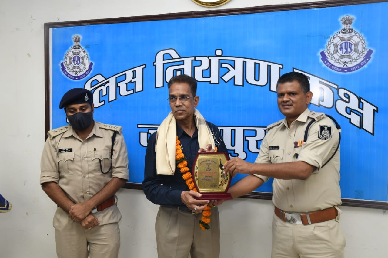 जबलपुर में पदस्थ सेवा निवृत्त हुये 7 पुलिस अधिकारियों को दी गयी भावभीनी विदाई 2 WhatsApp Image 2021 09 30 at 19.40.22 1 1