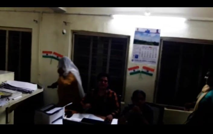 जबलपुर में गोरखपुर तहसीलदार की रीडर को 2 हजार रिश्वत के साथ लोकायुक्त ने किया गिरफ्तार: कैमरा देखते ही कुर्सी छोड़कर भागी रिश्वतखोर अफसर 3 WhatsApp Image 2021 09 30 at 20.24.00 1