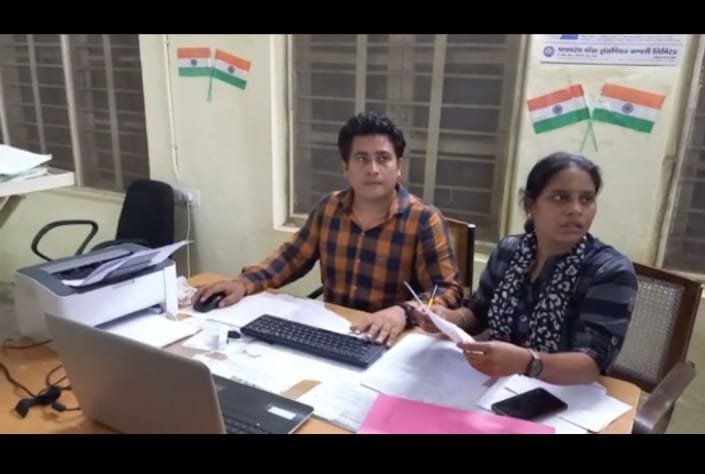 जबलपुर में गोरखपुर तहसीलदार की रीडर को 2 हजार रिश्वत के साथ लोकायुक्त ने किया गिरफ्तार: कैमरा देखते ही कुर्सी छोड़कर भागी रिश्वतखोर अफसर 2 WhatsApp Image 2021 09 30 at 20.24.00