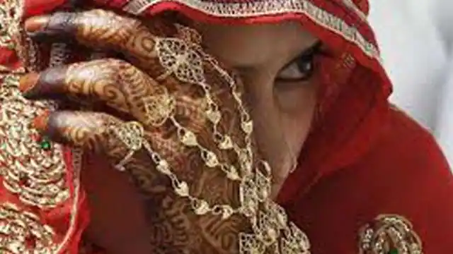 दहेज नहीं मिला तो 2 वर्ष की मासूम के साथ पत्नि को घर से निकाला : कहा- दो दिन के अंदर डिवॉस का नोटिस भेजूंगा, हाँ में जबाव चाहिए 1 bride 1607882918