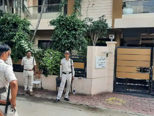 इंजीनियर के यहां EOW का छापा:देवास के TNCP में इंजीनियर के पास 4000 वर्ग फीट का प्लॉट, 3 कारें, डेढ़ लाख रुपए नकदी समेत कई फाइलें जब्त 1 indore 1632997568