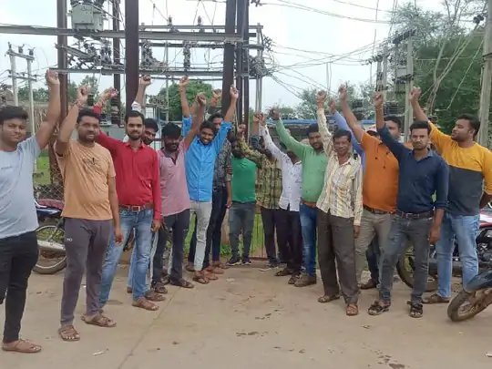MP में बिजलीकर्मी आज हड़ताल पर:35 हजार आउटसोर्स के जिम्मे है वसूली-मेंटेनेंस का काम, हड़ताल से असर; कंपनी में मर्ज करने की मुख्य मांग 1 new project 2021 09 27t122211613 1632725572