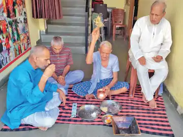 स्वयं का श्राद्ध:अपने ही बच्चाें ने दिया धोखा... इसलिए अपना घर वृद्धाश्रम में जीते जी चार बुजुर्ग कर रहे खुद का श्राद्ध और पिंडदान 1 orig 22 1 1632265237