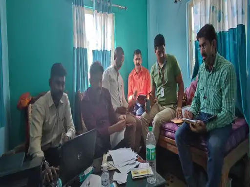 भ्रष्ट अकाउंटेंट के घर EOW का छापा:अशोकनगर नगर पालिका के अकाउंटेंट के घर में करोड़ों की 37 बीघा जमीन, आलीशान मकान भी मिला 1 3 1 1635315494