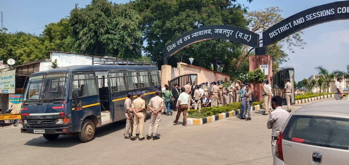 जबलपुर में वाहन पार्किंग को लेकर वकील धरने पर: गेट नंबर 1 की पार्किंग में मिले स्थान, 50 अधिवक्ता हिरासत में 2 WhatsApp Image 2021 10 05 at 10.54.19