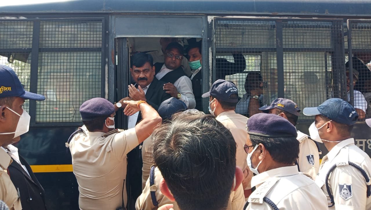 जबलपुर में वाहन पार्किंग को लेकर वकील धरने पर: गेट नंबर 1 की पार्किंग में मिले स्थान, 50 अधिवक्ता हिरासत में 3 WhatsApp Image 2021 10 05 at 11.11.13