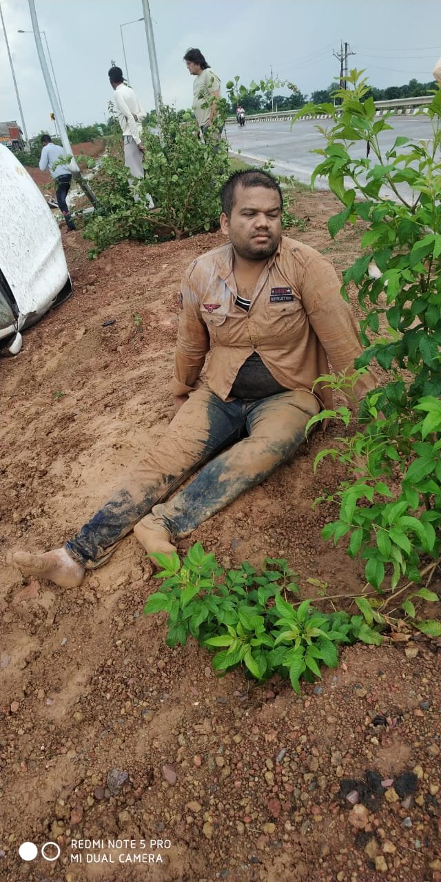 जबलपुर की कार स्लीमनाबाद में पलटी: 6 घायल एक की हालत गंभीर 3 WhatsApp Image 2021 10 05 at 14.27.35