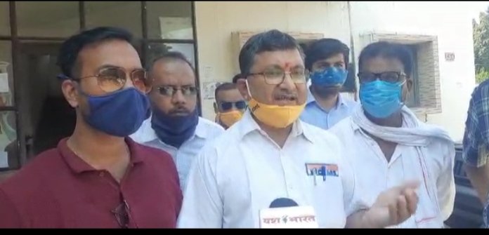 रेलवे संघ के पूर्व अध्यक्ष पर संगीन आरोप : बाउन्सर्स के साथ आकर ऑफिस का ताला तोड़ा 1 WhatsApp Image 2021 10 08 at 2.14.38 PM