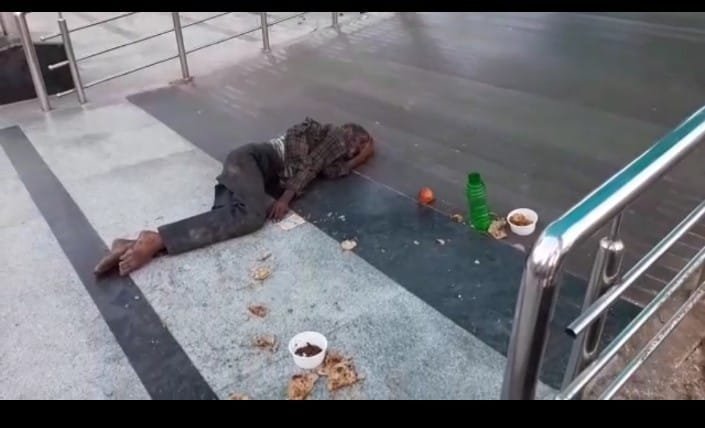 रेलवे प्लेटफार्म 6 में मानवता भूले लोग: 5 घंटे पड़ा रहा भिक्षुक का शव 1 WhatsApp Image 2021 10 09 at 13.37.54 2