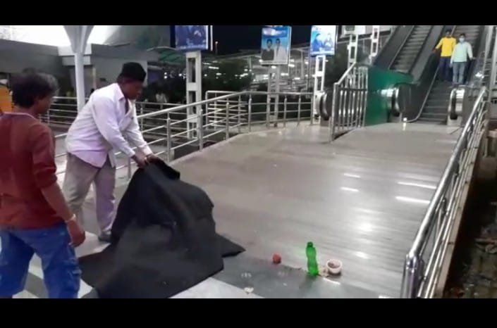 रेलवे प्लेटफार्म 6 में मानवता भूले लोग: 5 घंटे पड़ा रहा भिक्षुक का शव 2 WhatsApp Image 2021 10 09 at 13.37.54