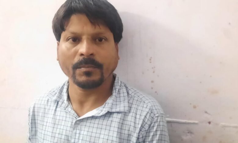 जबलपुर मेडिकल डीन के नाम पर वसूली: लैब टैक्नीशियन की नौकरी दिलाने बालाघाट के युवक से लिए 11 लाख, मेडिकल में पकड़ा गया नटवरलाल 1 WhatsApp Image 2021 10 11 at 16.34.20