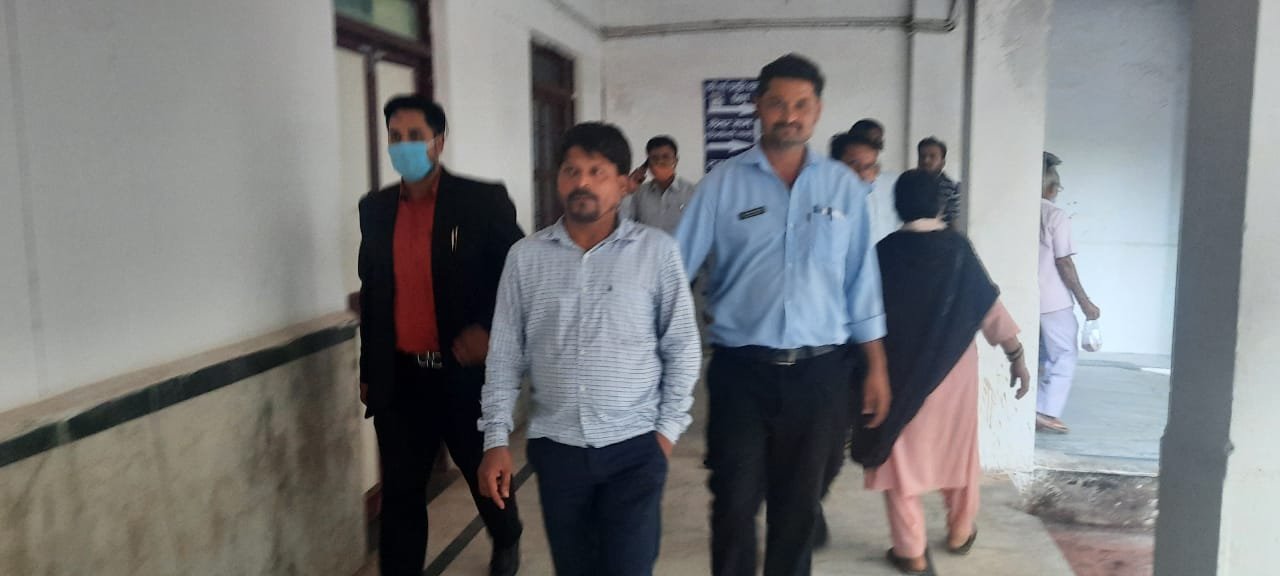 जबलपुर मेडिकल डीन के नाम पर वसूली: लैब टैक्नीशियन की नौकरी दिलाने बालाघाट के युवक से लिए 11 लाख, मेडिकल में पकड़ा गया नटवरलाल 3 WhatsApp Image 2021 10 11 at 16.37.53