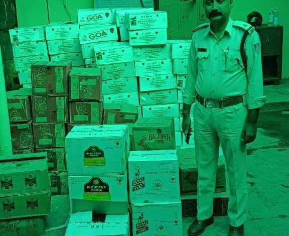 लखनादौन से ढुल रही 12 लाख की शराब जबलपुर में पकड़ी : आयशर में लोड भूसी में छुपाकर रखी थी, 2 फोर व्हीलर से कर रहे थे रैकी, 2 गिरफ्तार, 4 आरोपी फरार 1 WhatsApp Image 2021 10 13 at 11.12.27 AM