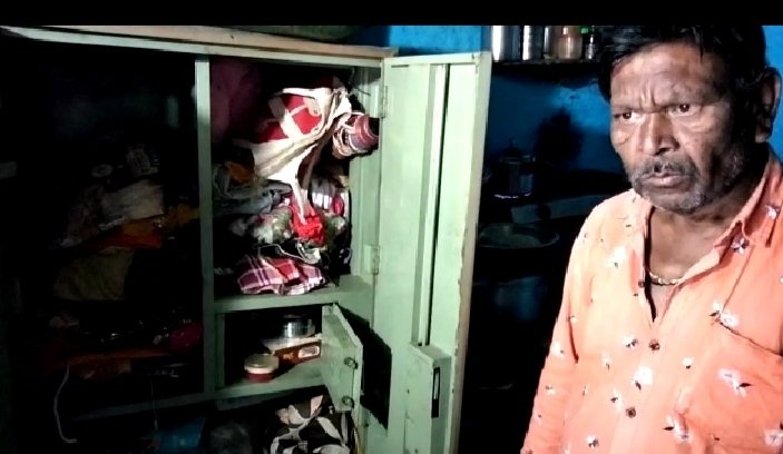 गढ़ा में चोरों का कारनामा : खिलौने की दुकान लगाए था परिवार, सूना मकान चोरों ने कर दिया साफ 1 WhatsApp Image 2021 10 14 at 12.51.52 PM