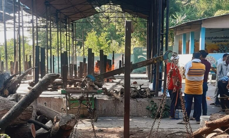 शमशान घाटों में अंतिम संस्कार के नाम पर लूट: रेट लिस्ट गायब, पत्थरों को बांट बनाकर लकड़ी की होती है तौल 1 WhatsApp Image 2021 10 16 at 11.59.03
