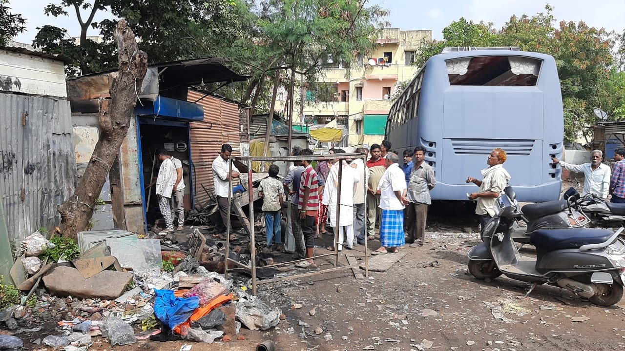 गोहलपुर के गाजीनगर में भीषण अग्रिकांड : बॉडी मेकर की तीन दुकानों में भड़की आग, 5 लाख का सामान जलकर खाक 2 WhatsApp Image 2021 10 18 at 11.25.12 AM