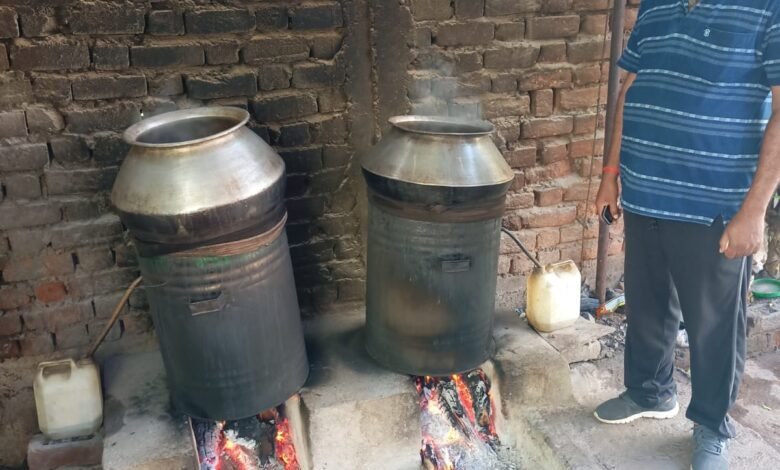 घर के अंदर चल रही थी शराब फैक्ट्री ,पांच महिलाएं गिरफ्तार 1 WhatsApp Image 2021 10 20 at 12.21.15