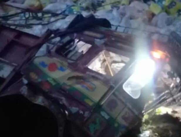 अनियंत्रित ट्रक खाई में पलटा चालक गंभीर 108 एंबुलेंस की मदद से मेडिकल रेफर 1 WhatsApp Image 2021 10 20 at 12.31.55